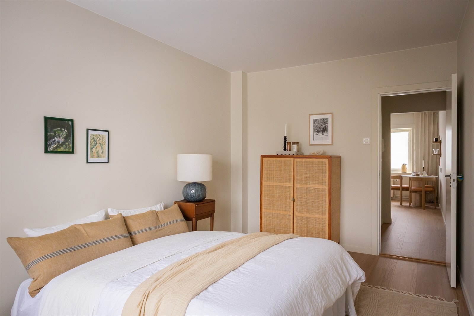 Her er det mulighet til å sette inn garderobeskap både på kortveggen ved døra, men også langs langveggen. Her kan du fint velge ut i fra dine egne behov. Galleribilde