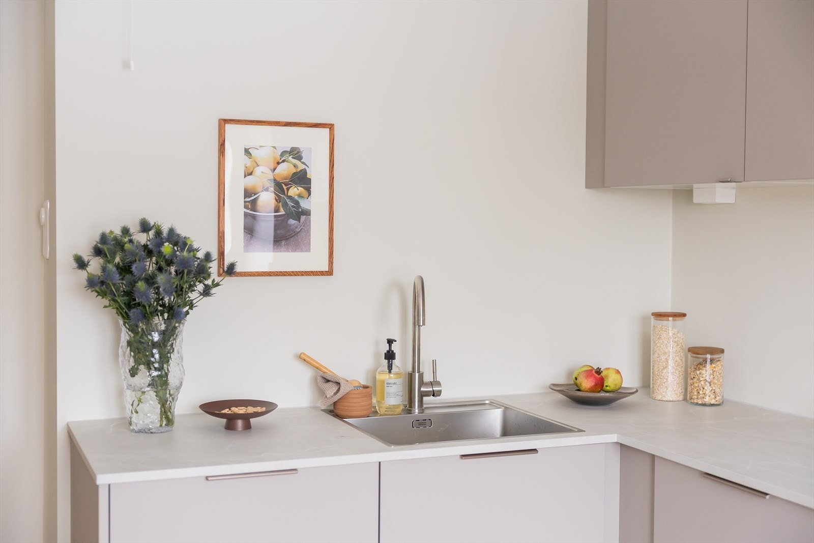 Kjøkkenet er utstyrt med gode, kvalitetshvitevarer. Her får du integrerte hvitevarer fra Bosch og Siemens, herunder kjøl/fryseskap, oppvaskmaskin, induksjonstopp og stekeovn. Alt nytt og ubrukt. Galleribilde