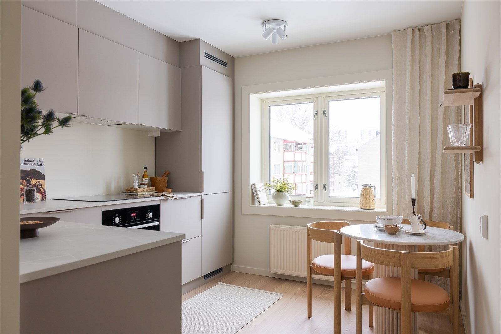 Kjøkkenet, fra Kvik, er også helt nytt og ubrukt. Kjøkkenet ble satt inn i slutten av 2025 og har rikelig med skap- og benkeplass, samt en gjennomført og moderne utforming. Galleribilde