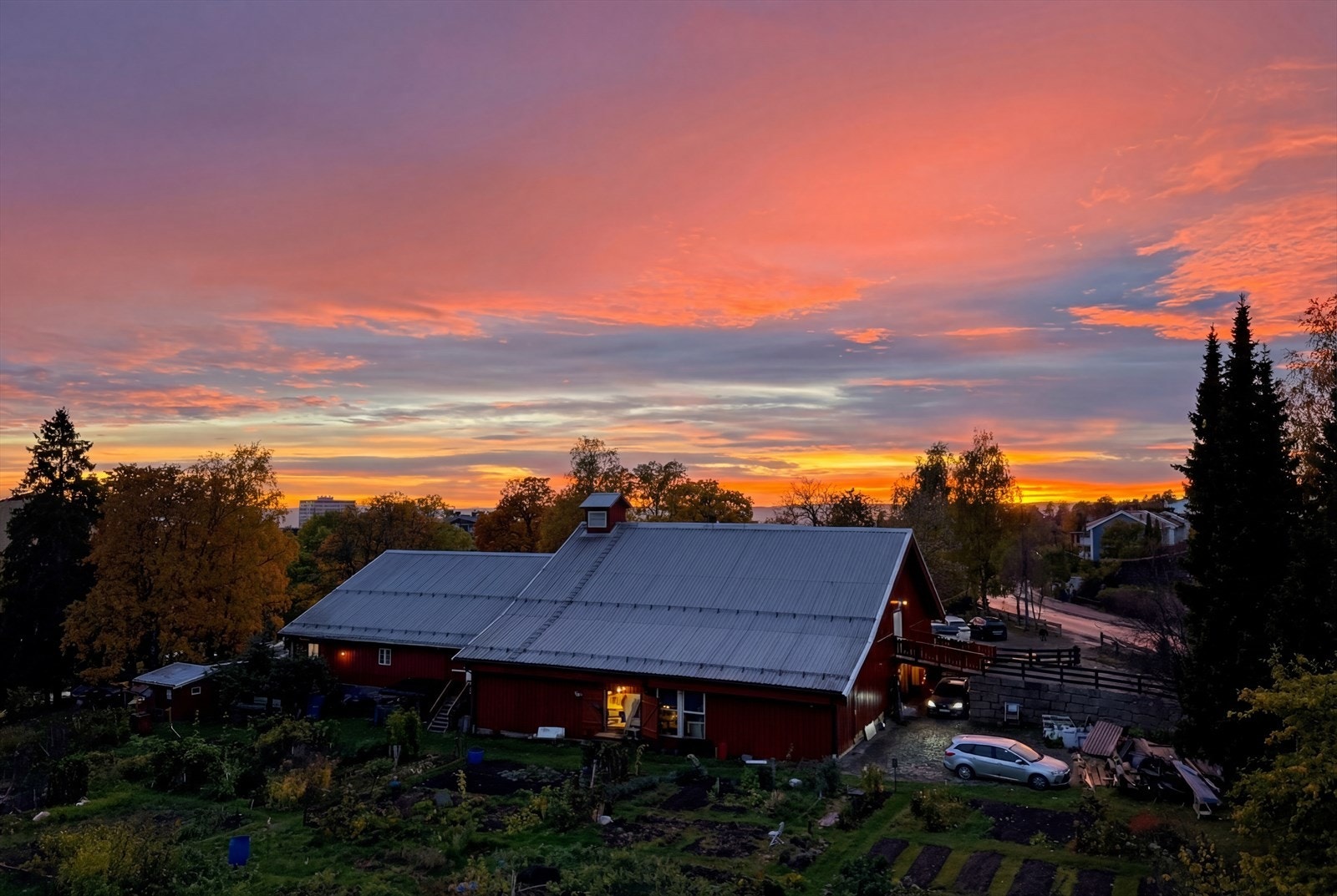 Denne nydelige leiligheten har også en meget god intern beliggenhet med idylliske Årvoll Gård som nabo. Her sett fra balkongen og ned mot Årvoll Gård. Galleribilde
