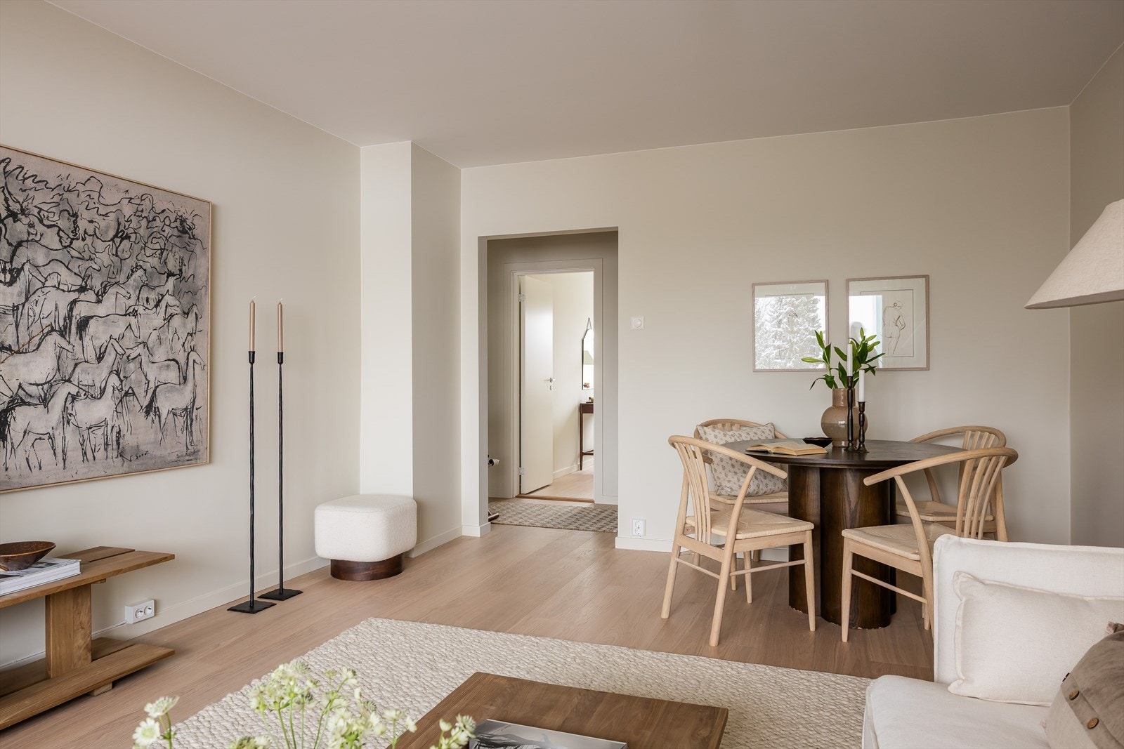 Takhøyden i stuen er målt til ca. 2,46 meter. Galleribilde