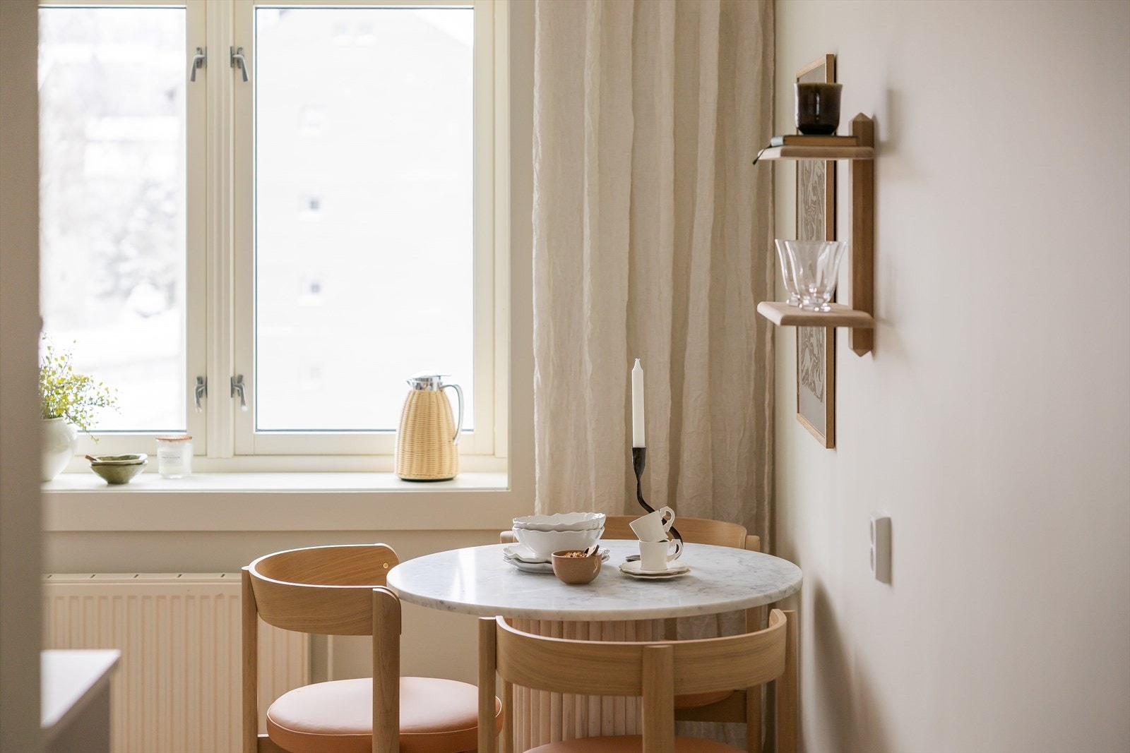 Kjøkkenet har også plass til spisebord, noe som gjør at rommet egner seg perfekt til både frokost og hverdagsbruk. Galleribilde