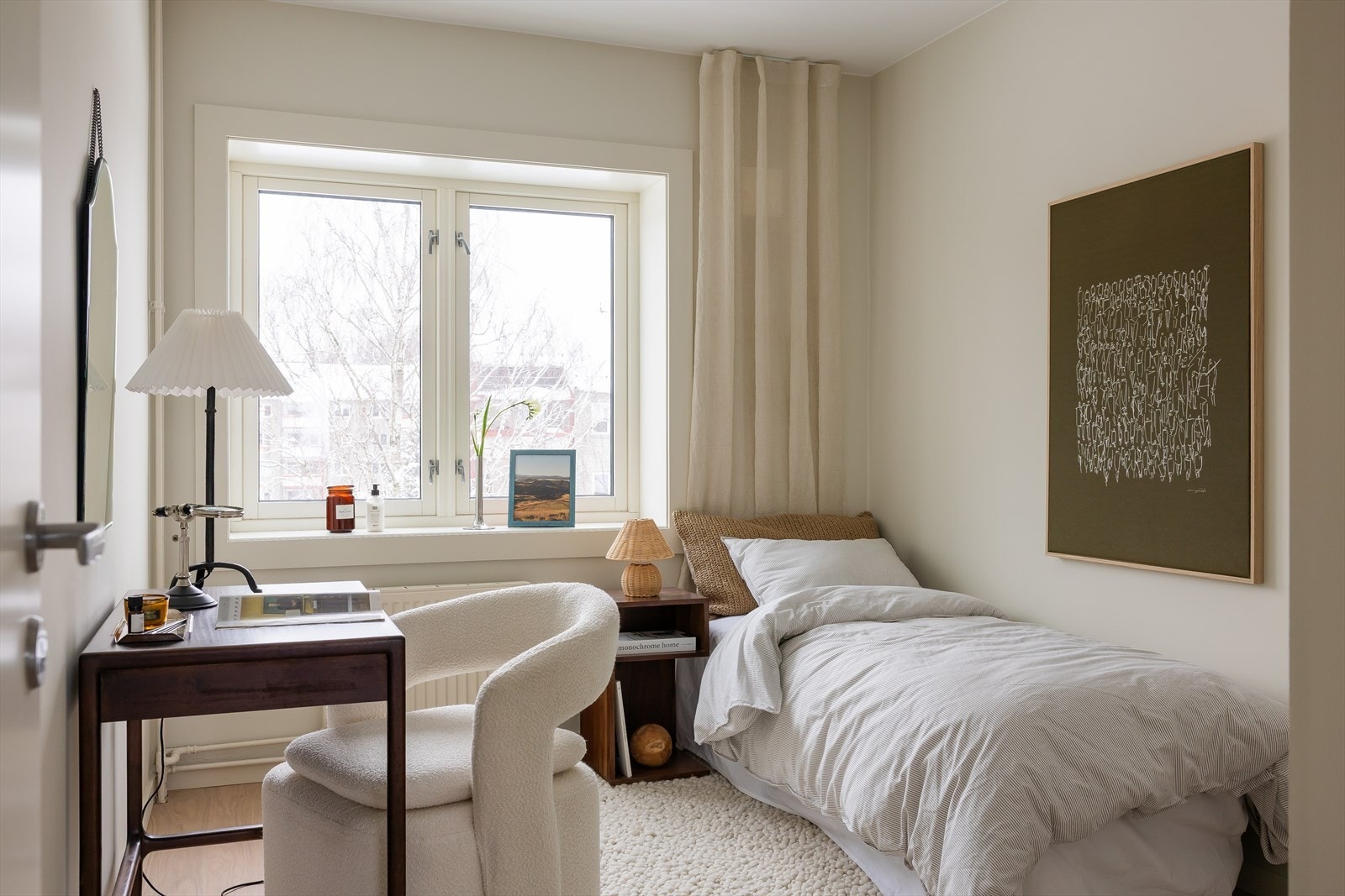 Soverom 2 har også en fin størrelse med god plass til seng og øvrig møblering. Det er plass til dobbeltseng også i dette rommet. Galleribilde