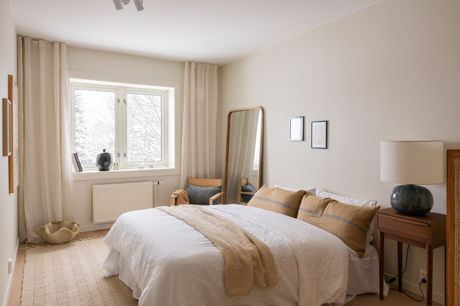 Leilighetens hovedsoverom er svært romslig og har godt med plass til både dobbeltseng, et stort garderobeskap, nattbord og tilhørende møbler. Dette nydelige rommet ligger med utsyn ned mot idylliske Årvoll Gård. Galleribilde