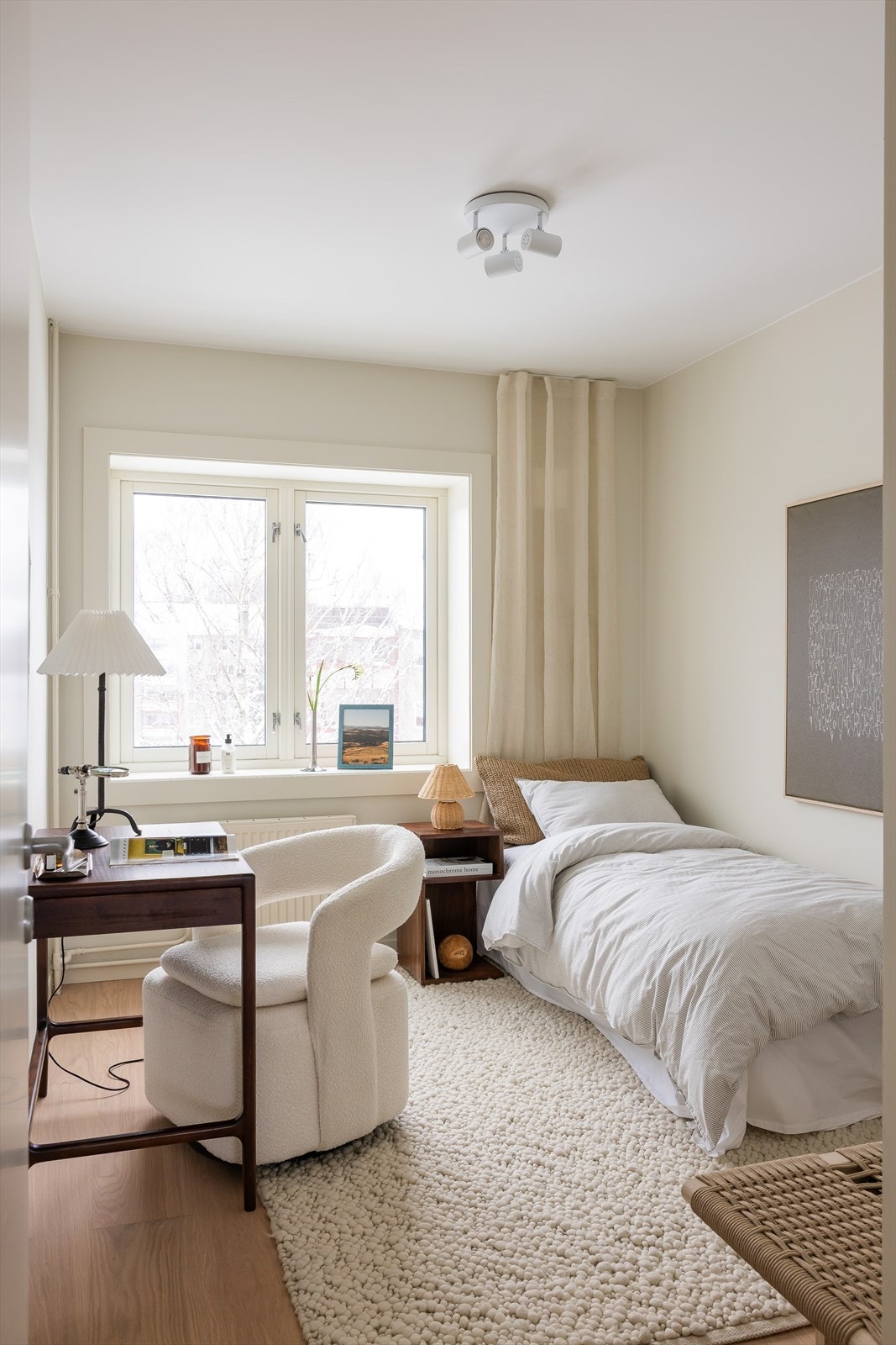 Soverom 2 er et allsidig rom som passer perfekt som både barnerom, gjesterom eller hjemmekontor. Tilpass det etter dine behov. Galleribilde