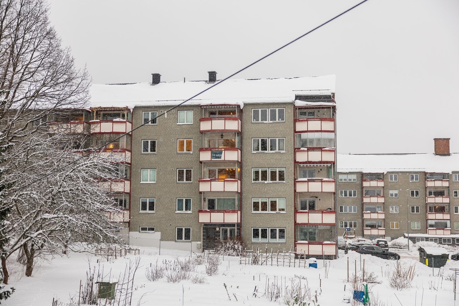 Leiligheten har en superfin og god beliggenhet i borettslaget. Høyliggende og lyst, med et fritt og fint utsyn. I tillegg har du også superidylliske Årvoll Gård som nabo. Galleribilde