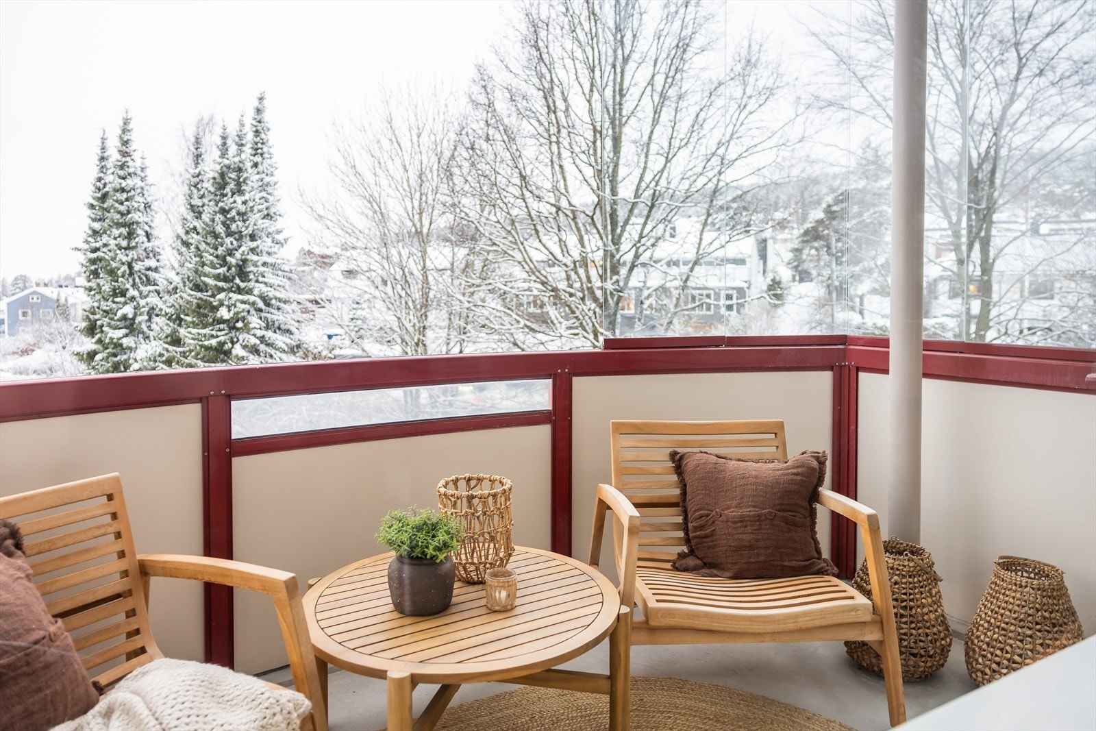 Den solrike vestvendte balkongen er på ca. 6 m². I tillegg er balkongen innglasset. Du kan her velge om du vil ha balkongen skjermet for vind, eller om du vil åpne opp glasset for en luftigere balkong. Galleribilde