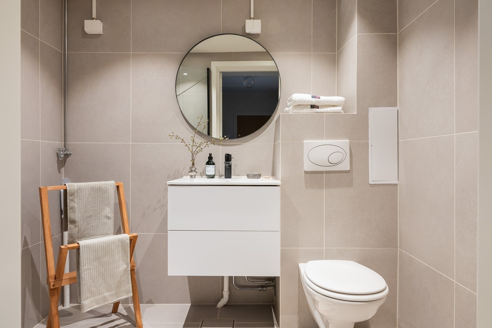 Dette er et delikat og flislagt baderom med downlights i himling og elektrisk gulvvarme. Badet ble moderinisert i slutten av 2025 med bl.a nye fliser, dusjhjørne og øvrig innredning. Galleribilde