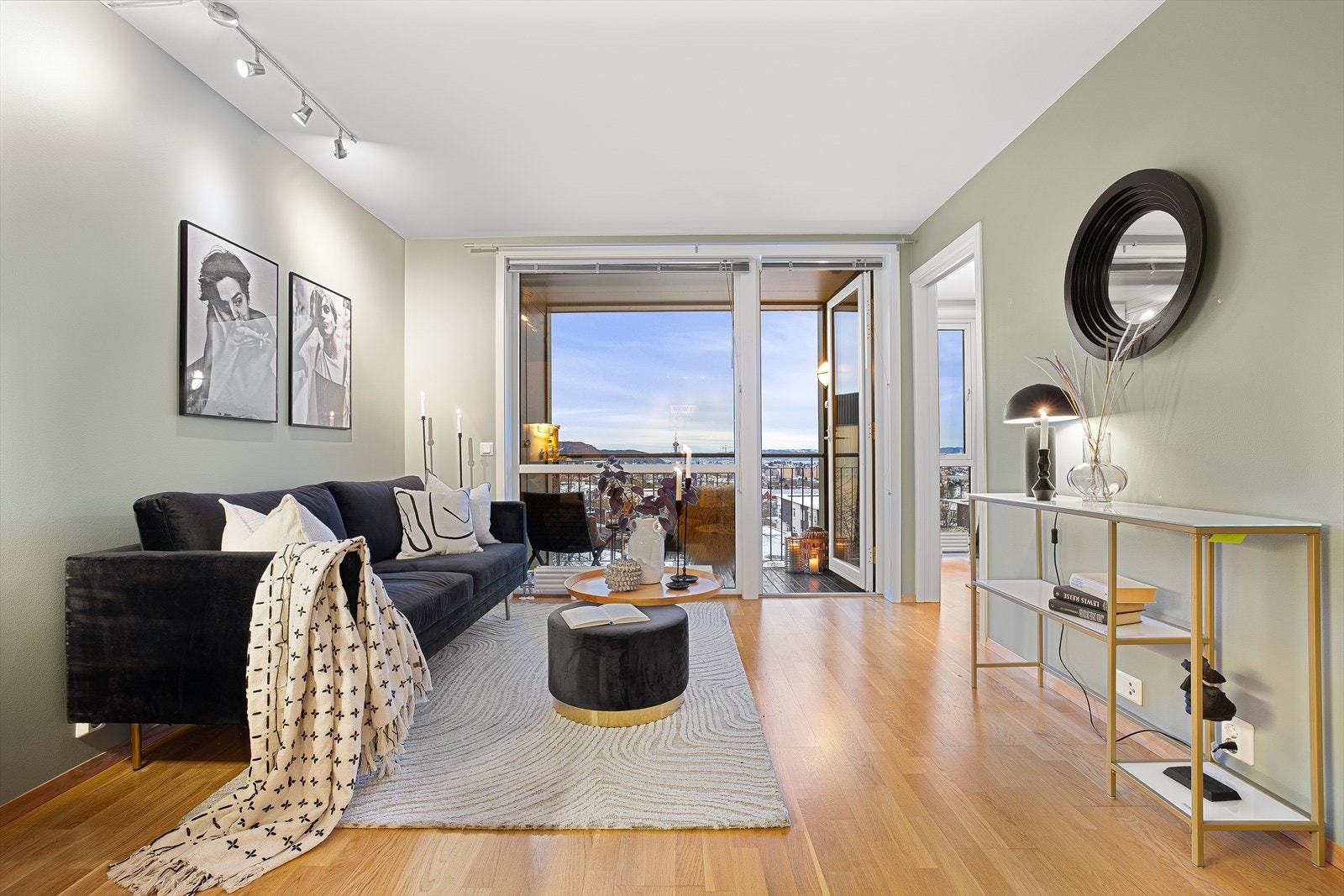 En innbydende og lys 3-roms leilighet i byggets tredje etasje. Galleribilde