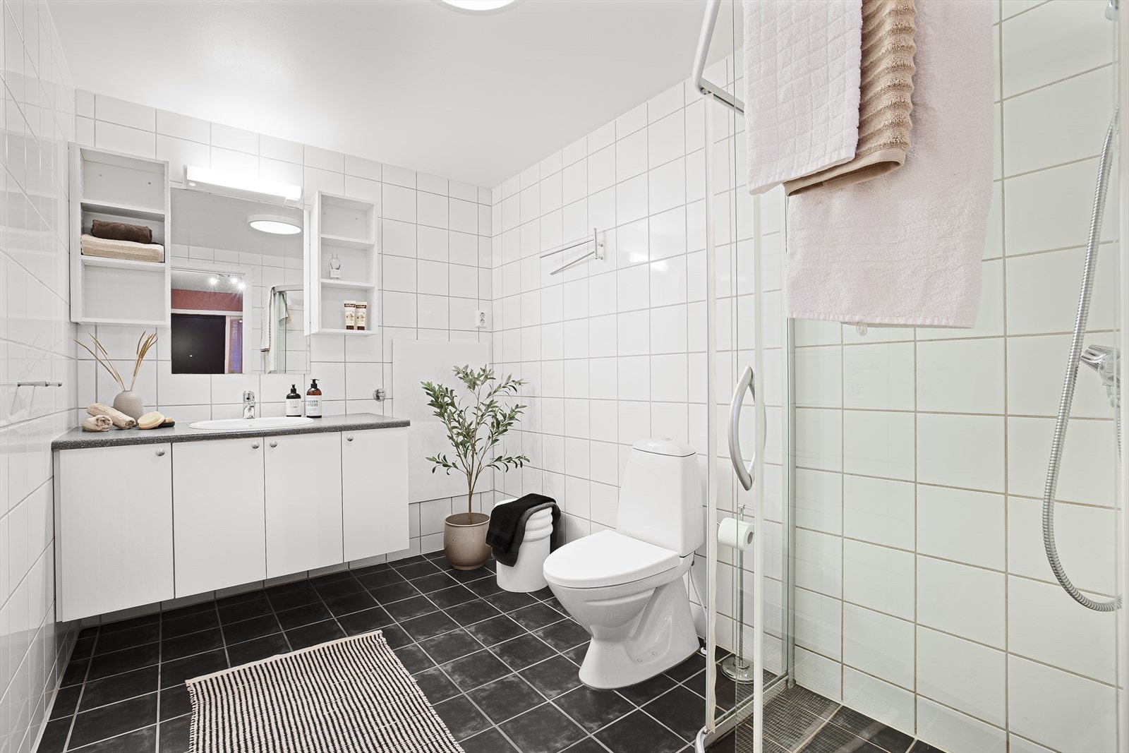 Badet på 6m² er utstyrt med blant annet gulvvarme, dusjhjørne, servant i servantskap, wc og rørfordelingsskap. Galleribilde