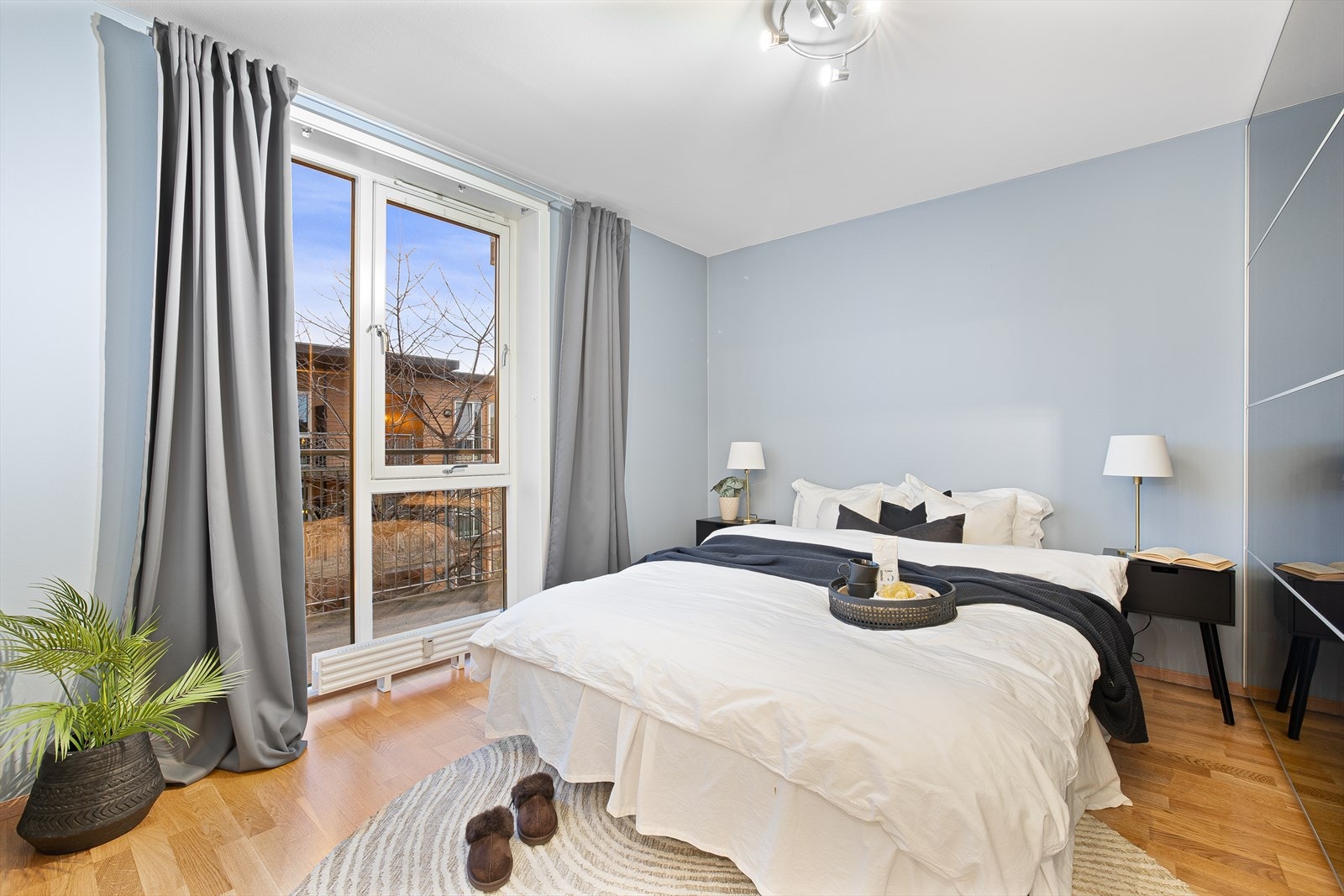 Hovedsoverommet måler ca. 11,5 kvm, med god plass til dobbeltseng, nattbord og garderobeløsning. Galleribilde