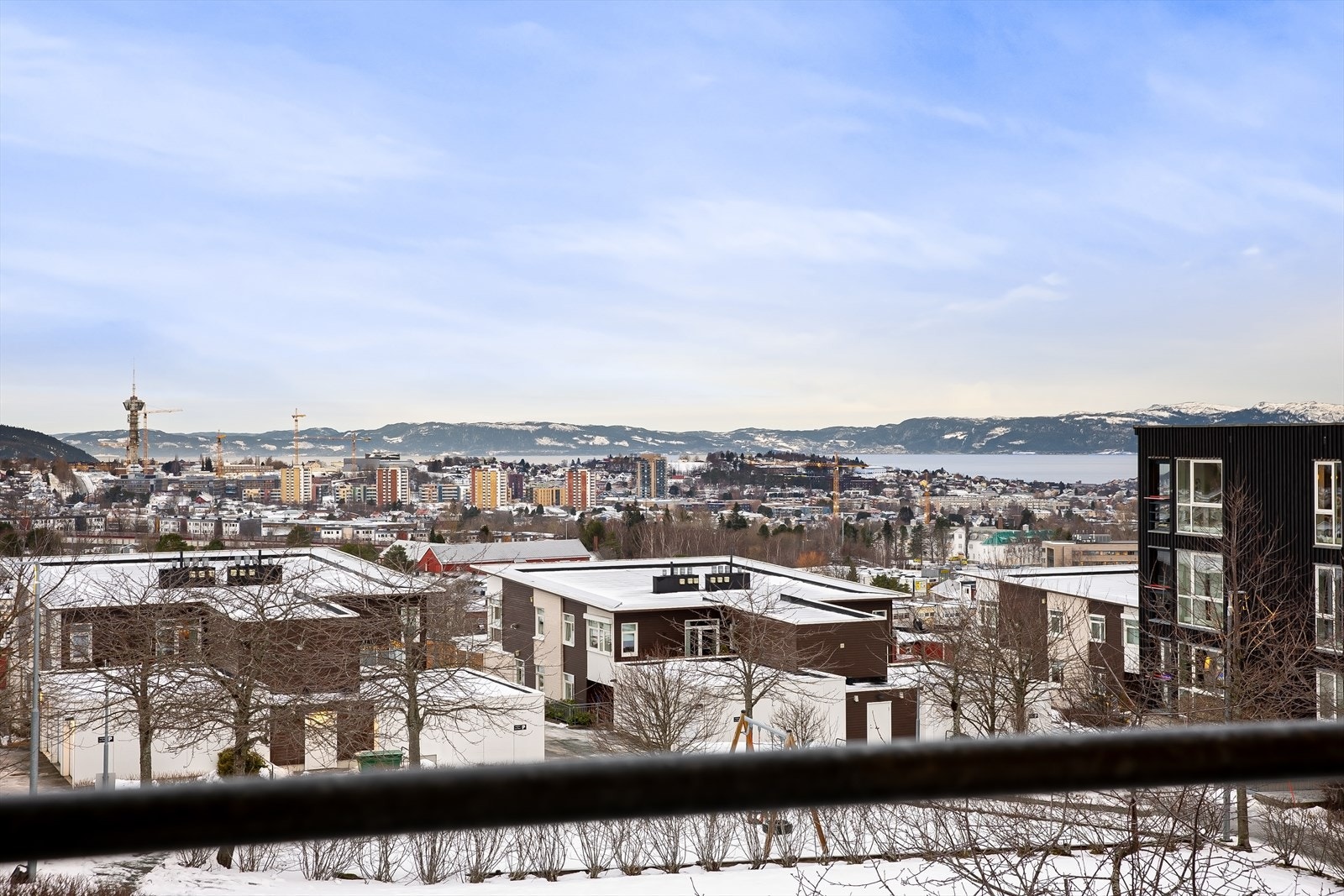 Leiligheten har en pen utsikt mot blant annet Valentinlyst, Tyholttårnet og utover andre siden av Trondheimsfjorden. Galleribilde