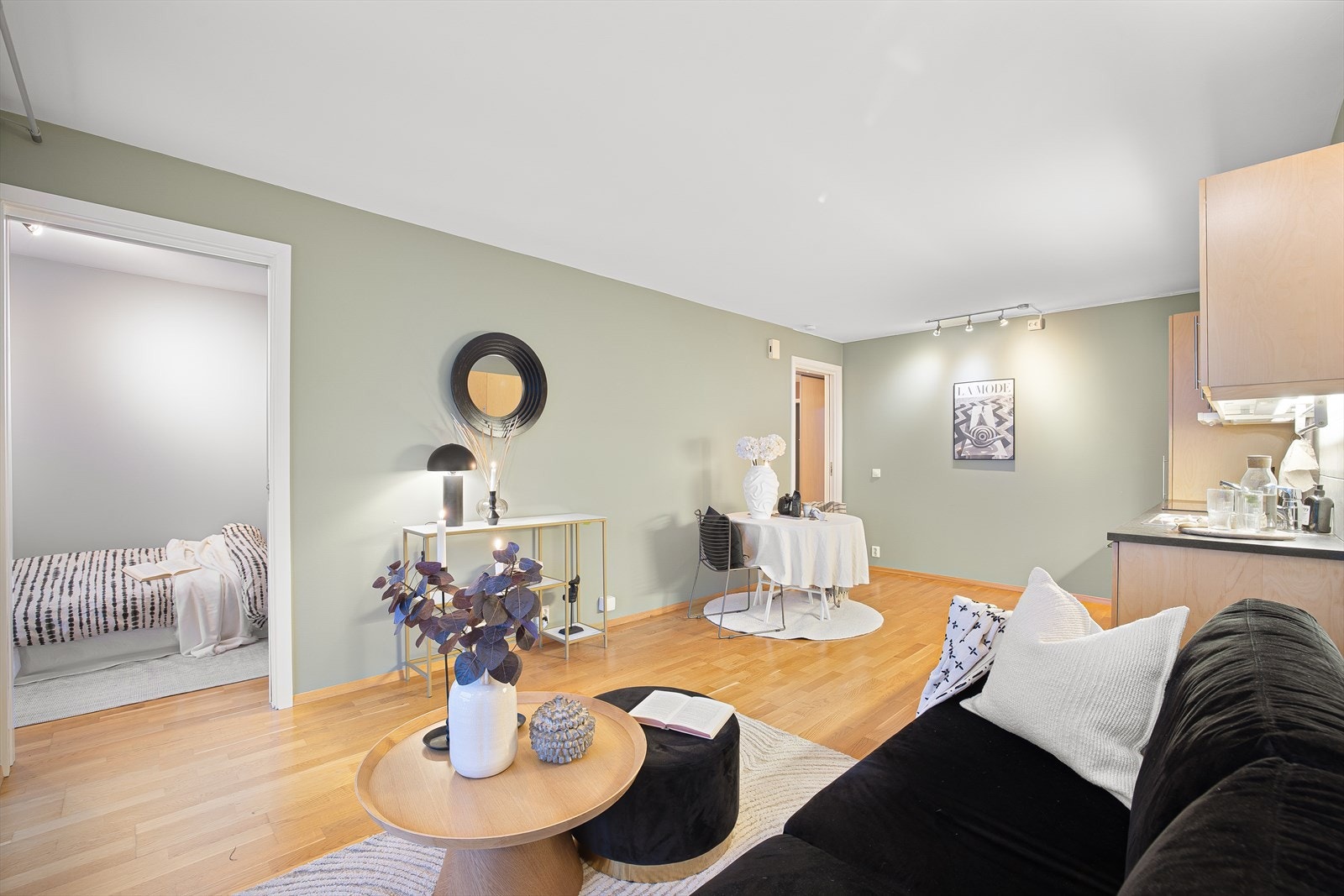 Leiligheten ligger rolig til på Angelltrøa, nær Dragvoll, Gløshaugen, skoler og barnehager, med godt kollektivtilbud og sykkelavstand til sentrum og NTNU. Området byr på rikelig med aktiviteter, turmuligheter i Estenstadmarka og nærhet til treningssenter. Galleribilde