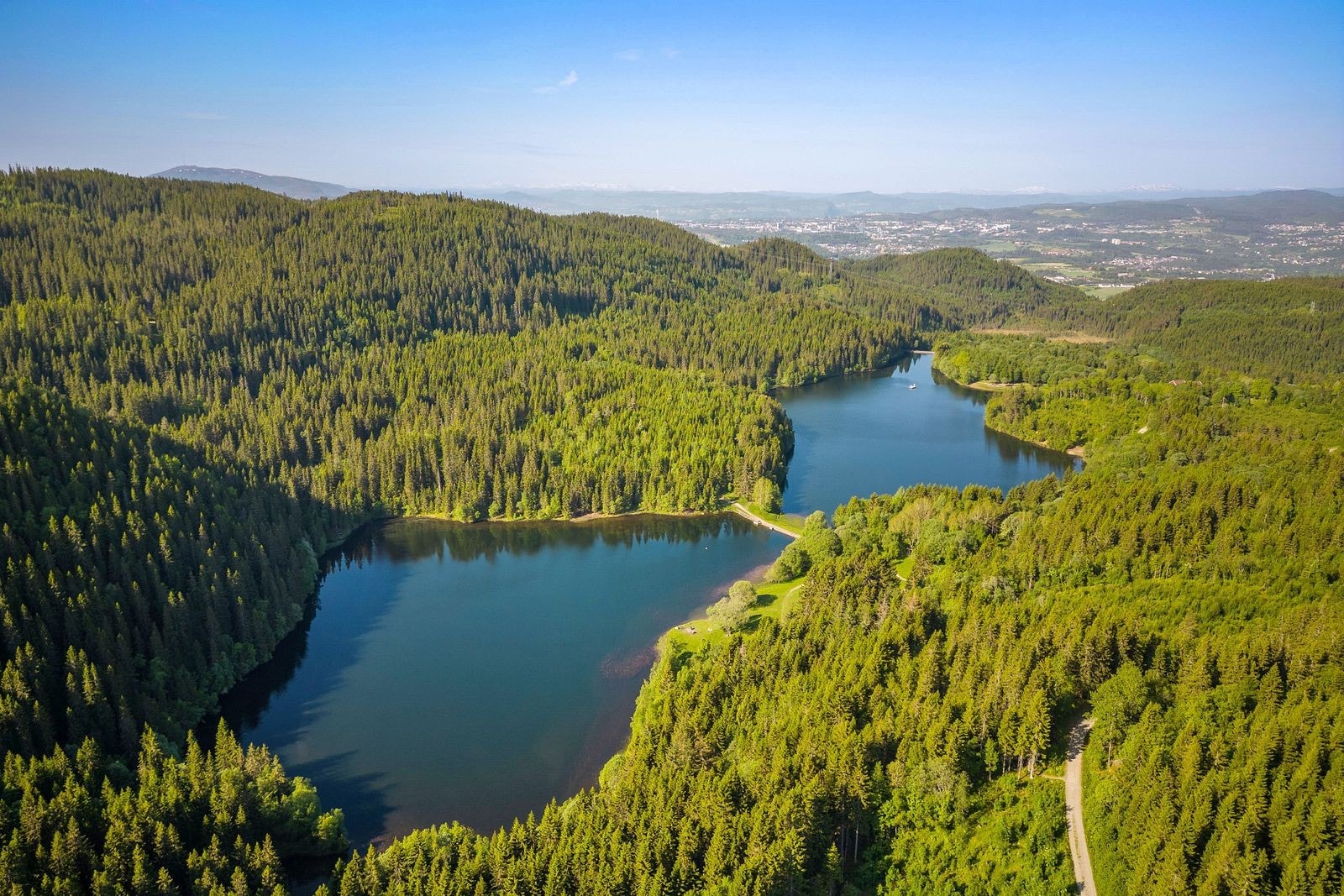Estenstadmarka ligger like i nærheten med flotte turområder både sommer og vinter. Galleribilde