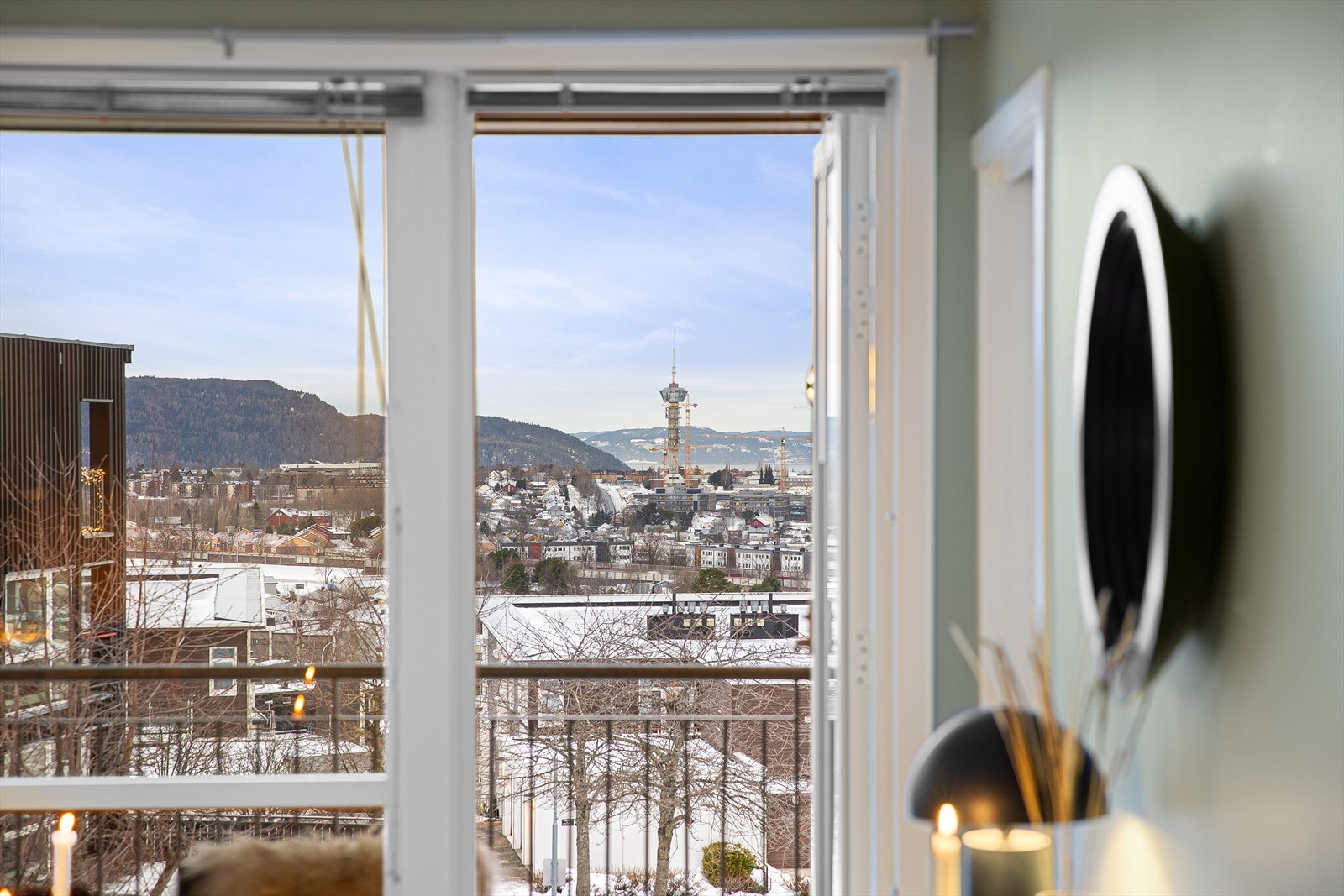 Leiligheten vender mot nordvest og byr på gode solforhold samt en flott utsikt utover Trondheim. Galleribilde