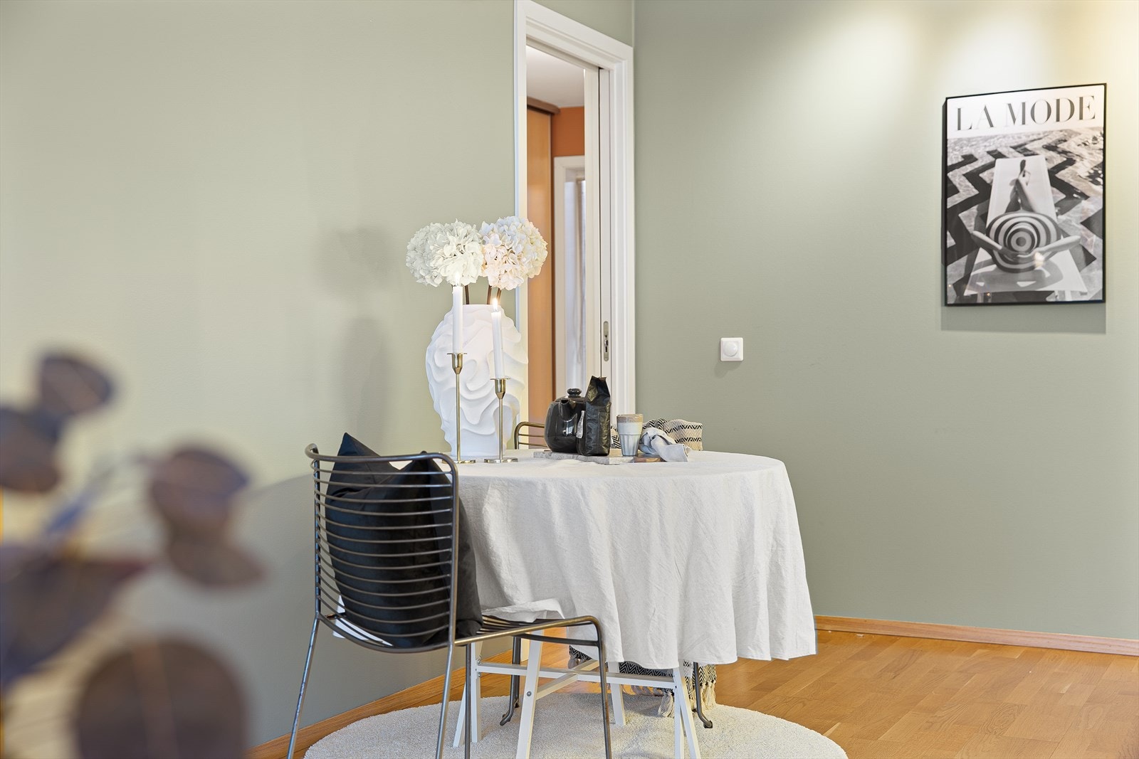 Felleskostnader utgjør kr. 3 973 per måned og dekker blant annet garasjeplass, drift, vedlikehold, fjernvarme og elektroniske fellesavtaler. Galleribilde