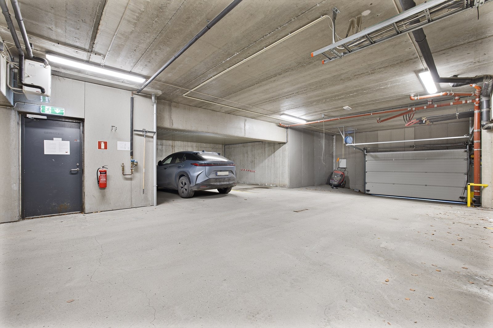 Med leiligheten medfølger en utvendig p-plass. Selger eier også en p-plass i garasje som også kan kjøpes i tillegg. Galleribilde