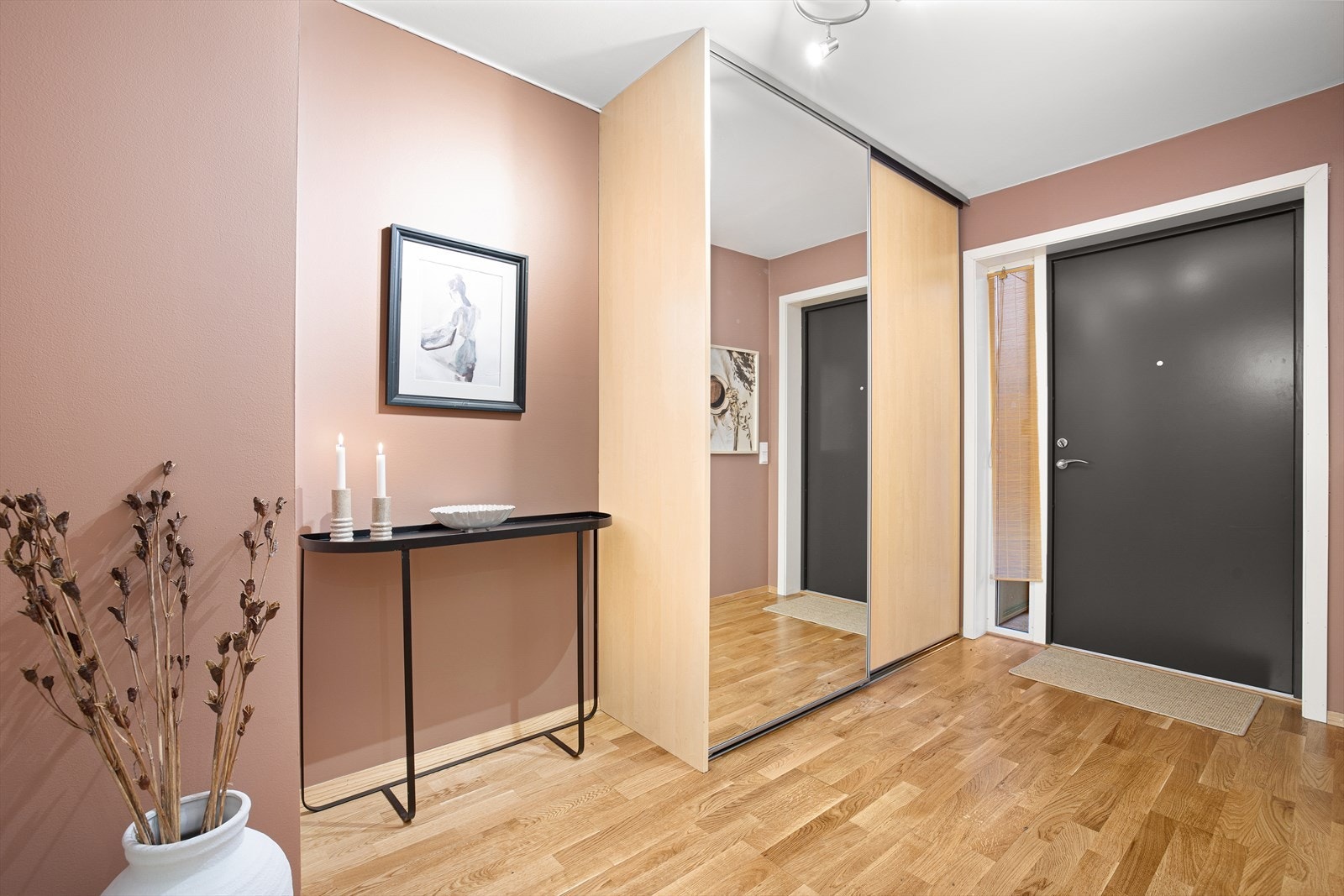 For oppbevaring disponerer leiligheten en egen bod på 5 m² i oppvarmet fellesanlegg i nabobygget. Her har man plass til både ski, sykkel og annet utstyr. Galleribilde