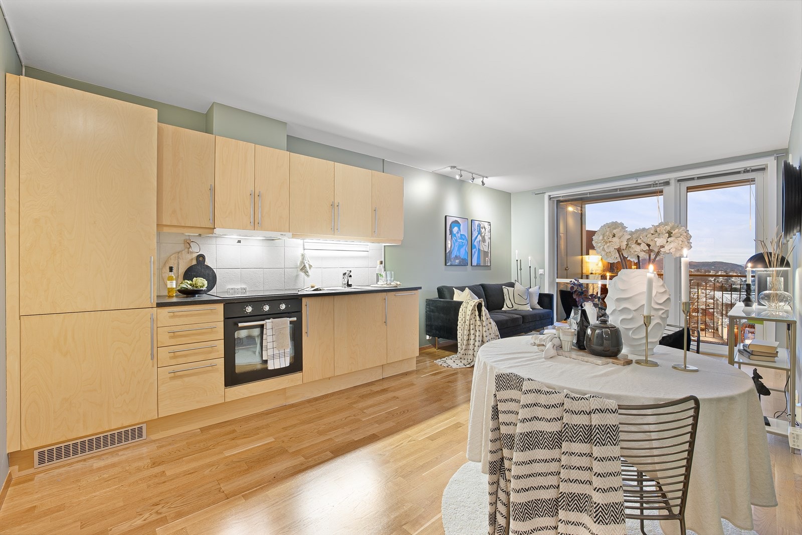 Romslig kjøkken som gir god plass til både matlaging og oppbevaring. Galleribilde