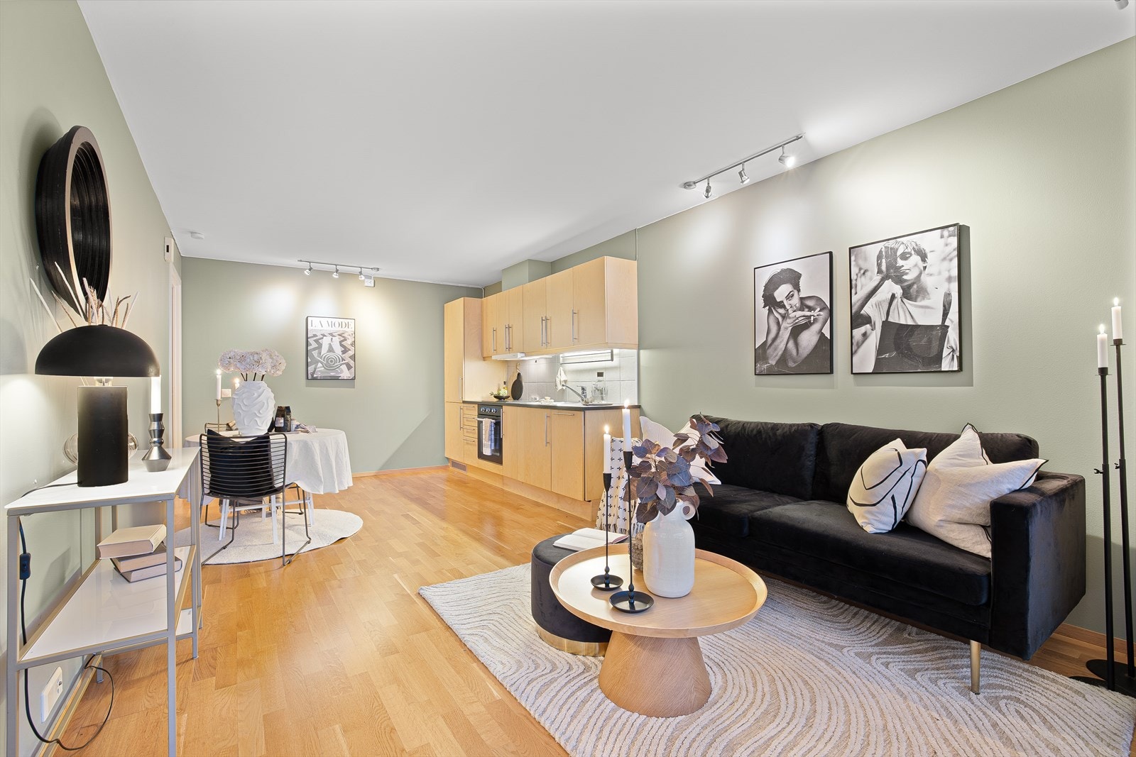 Hele leiligheten varmes opp med fjernvarme, som gir en jevn og behagelig innetemperatur året rundt og bidrar til lavere strømforbruk. Galleribilde