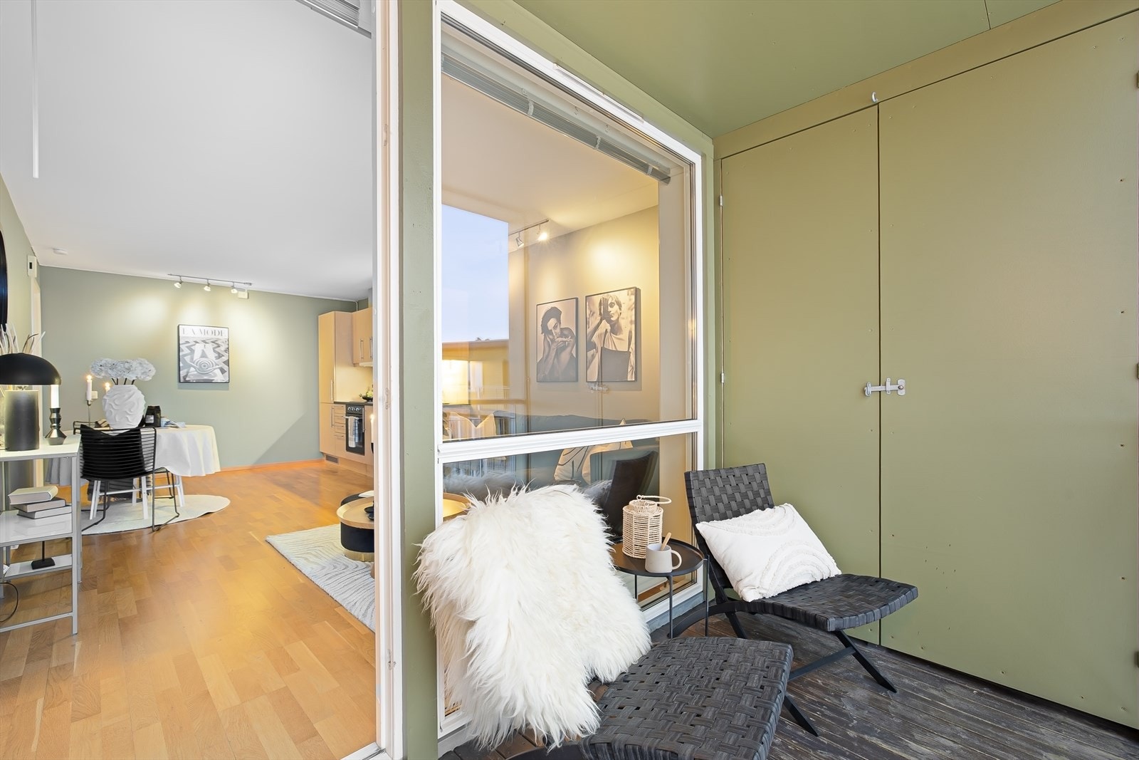 Balkongen byr på et eget kott for ekstra oppbevaring. Videre er direkte tilgang til balkongen fra leilighetens stue. Galleribilde