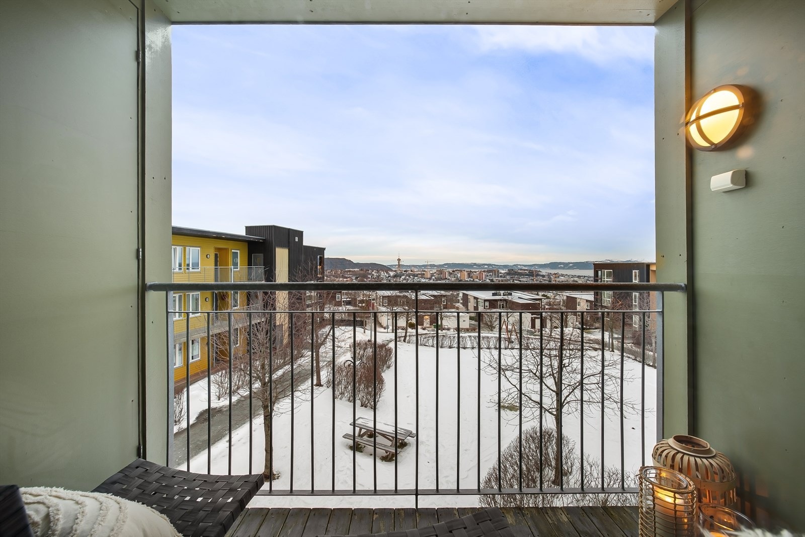 Balkongen byr på gode solforhold, flott utsikt og lite innsyn, med utsyn mot både by og fjell i rolige omgivelser. Galleribilde
