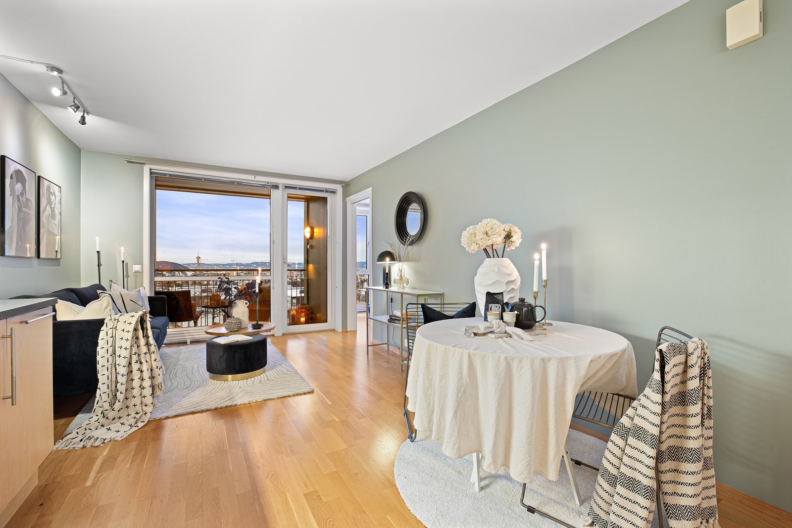 Den praktiske åpne stue- og kjøkkenløsningen strekker seg over 20 m² og gir en luftig romfølelse. Galleribilde