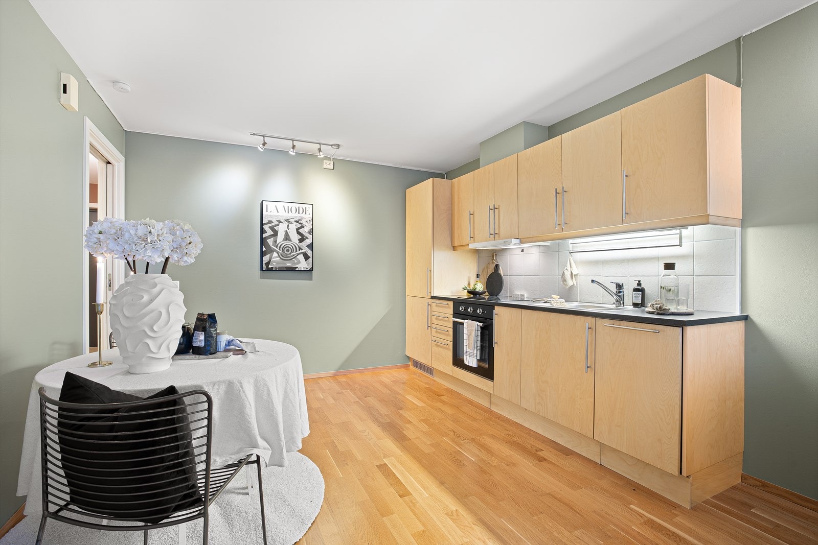 Leilighetens kjøkken har nylig blitt oppgradert med nytt kombo kjøl/fryseskap i 2025. Galleribilde