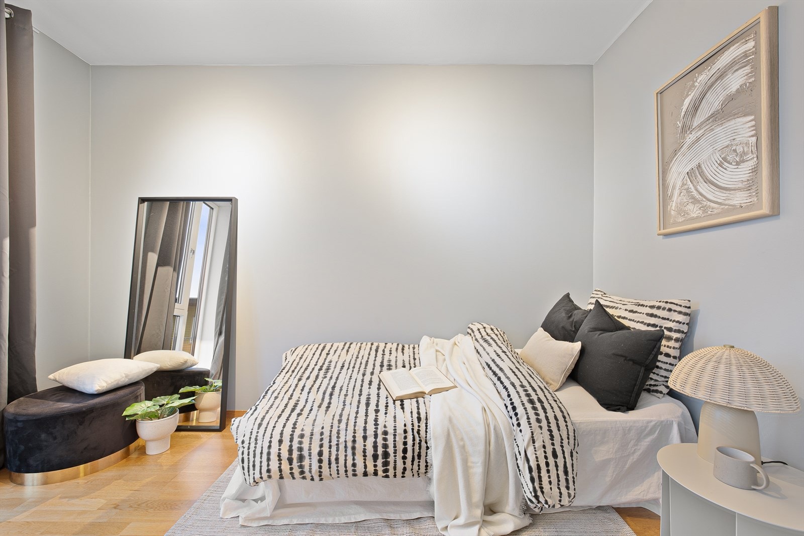 Det andre soverommet i leiligheten er på 7kvm, med plass til nattbord og diverse. Galleribilde