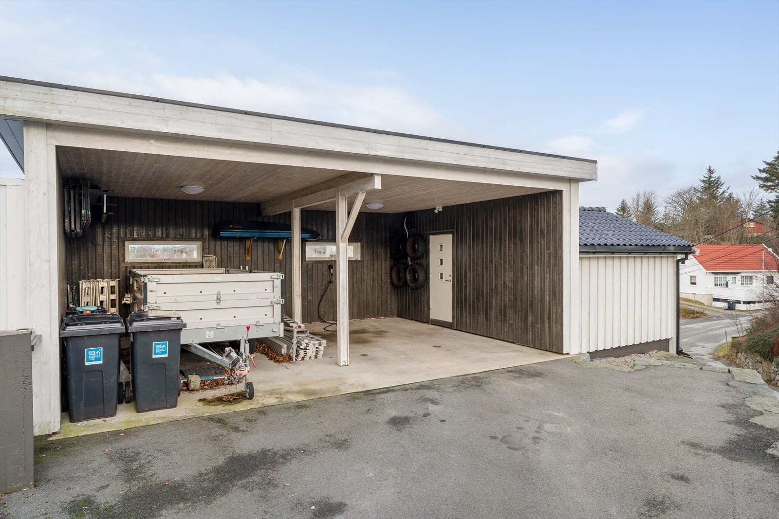 To parkeringsplass i carport og en i egen garasje Galleribilde