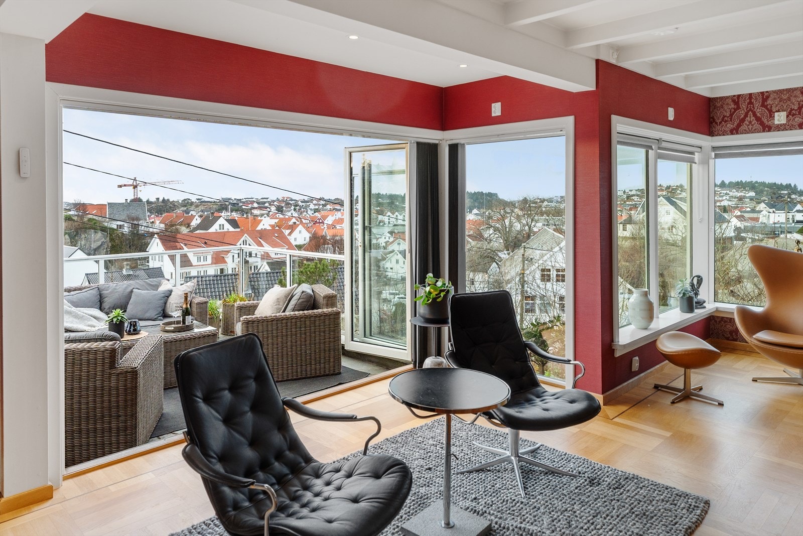 Høy og fri beliggenhet gir flott utsikt over nærområdet og gode solforhold Galleribilde