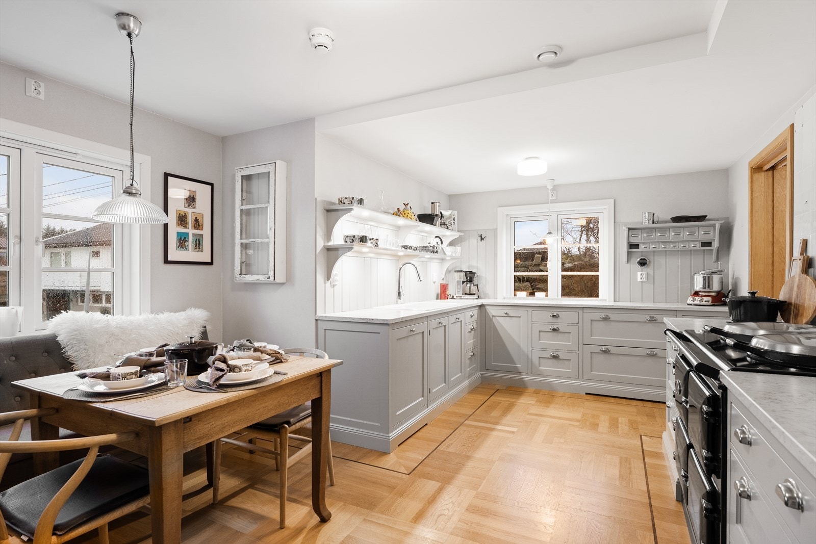 Gjennomført og delikat kjøkken med svært god skap- og benkeplass Galleribilde