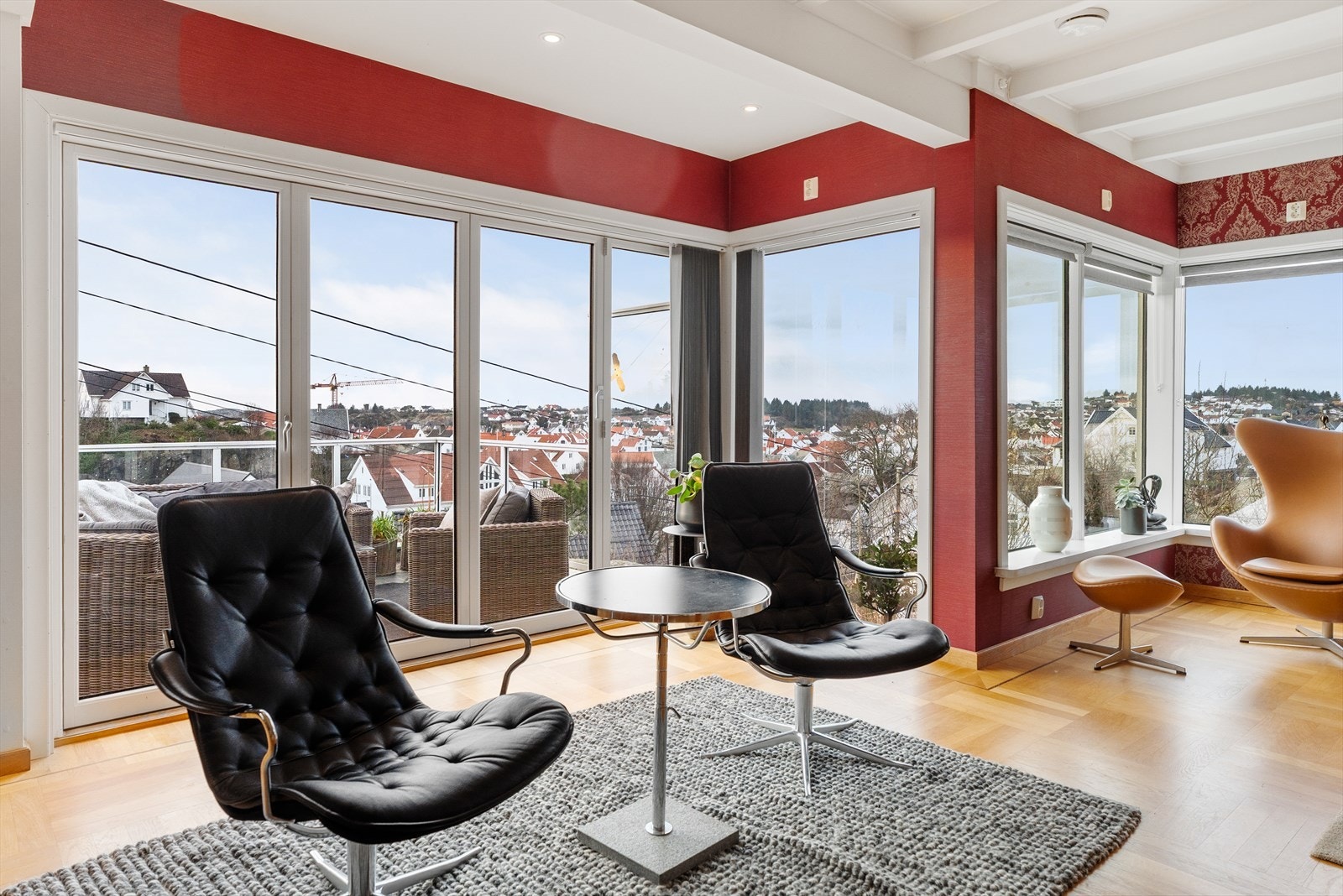 Store vindusflater gir mye naturlig lys Galleribilde