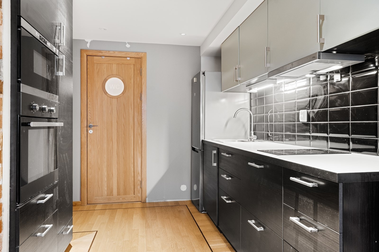 Pent kjøkken med integrerte hvitevarer - Stekeovn, mikro, oppvaskmaskin og koketopp Galleribilde