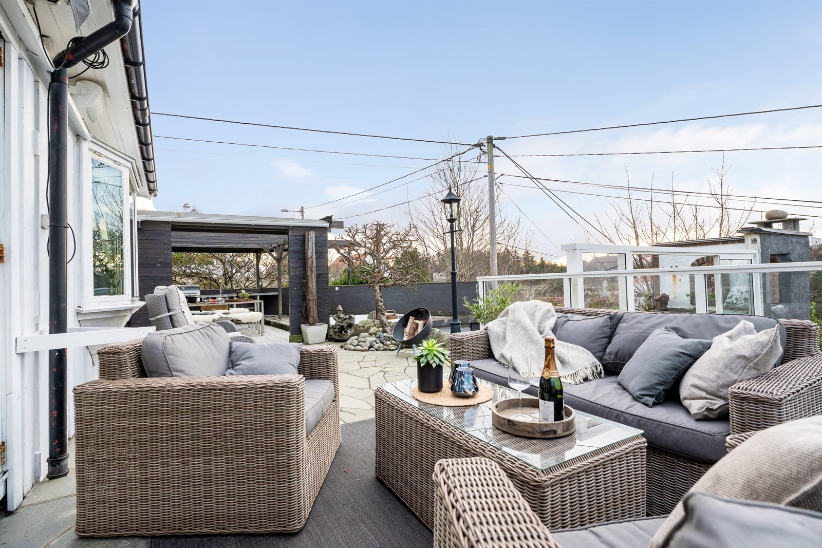 Utgang fra stue til nydelig opparbeidet uteareal med god plass til flere soner Galleribilde