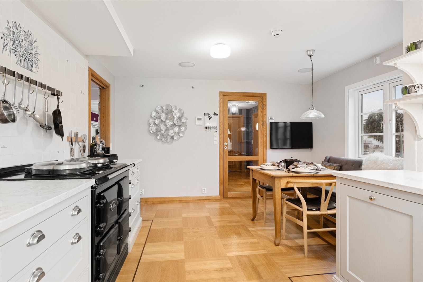 Flotte detaljer som nydelig tregulv og tredører Galleribilde