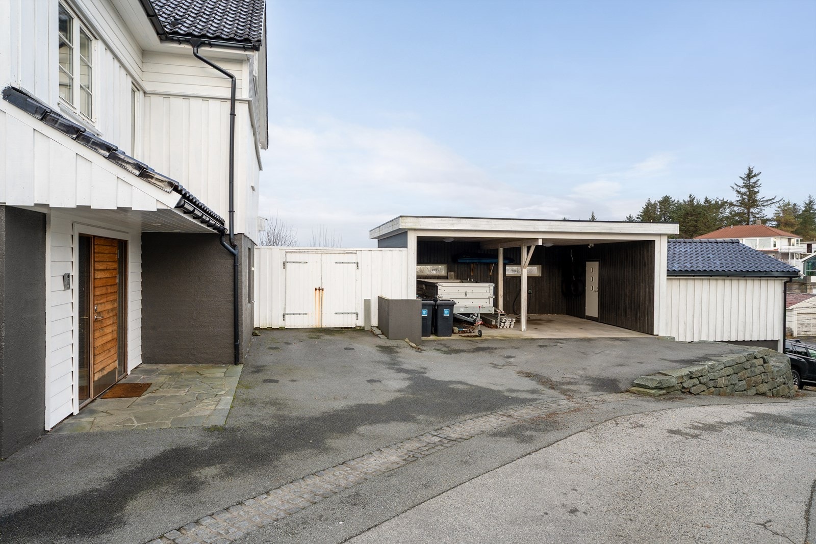 Overbygget inngangsparti ved trippel garasje Galleribilde