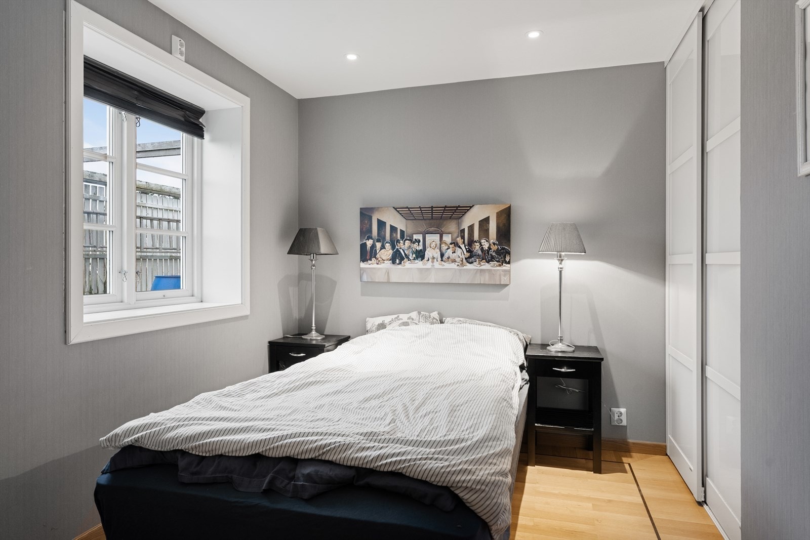 Soverom med skyvedørsgarderobe Galleribilde