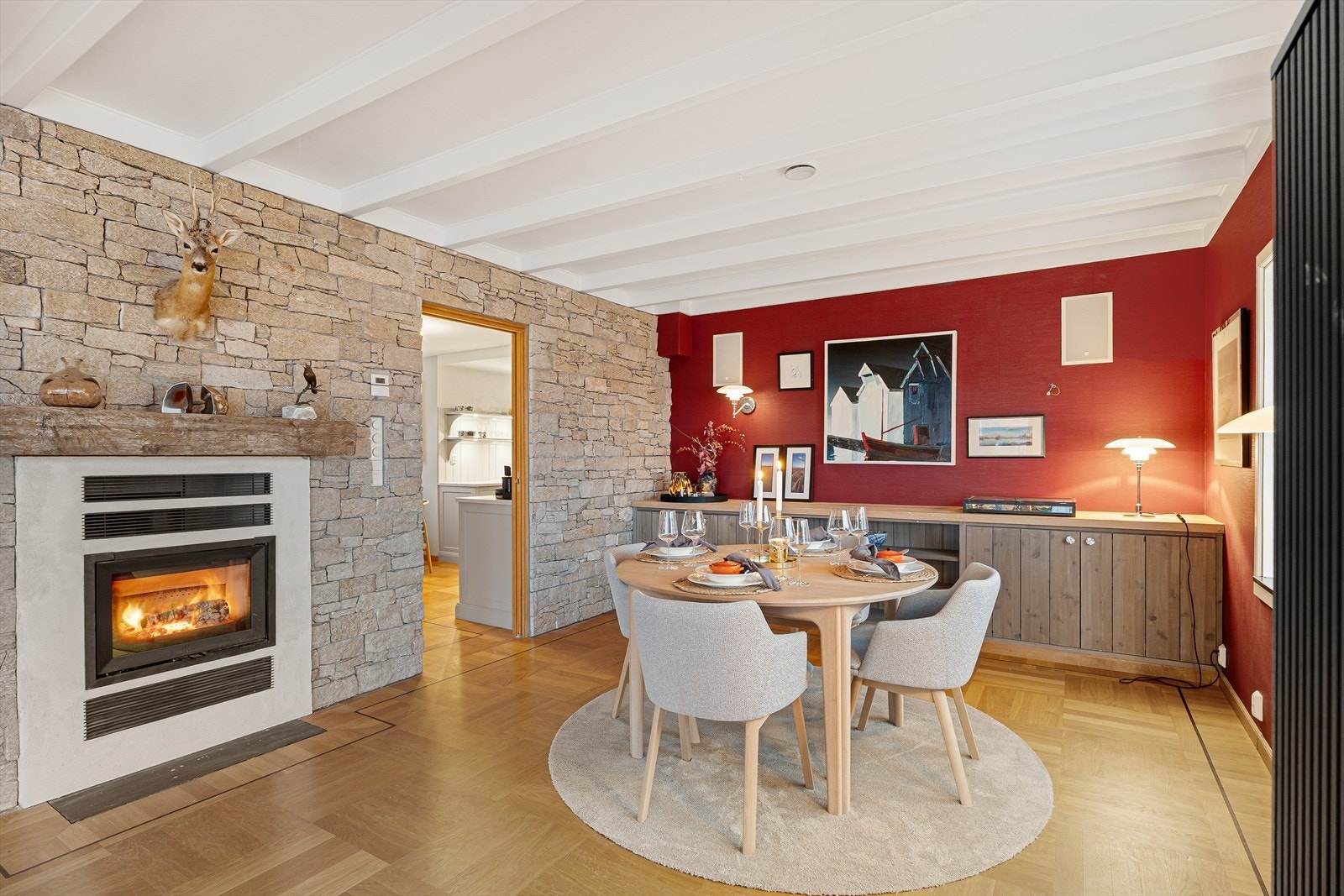 Peisovn og flott stenvegg gir en herlig atmosfære Galleribilde