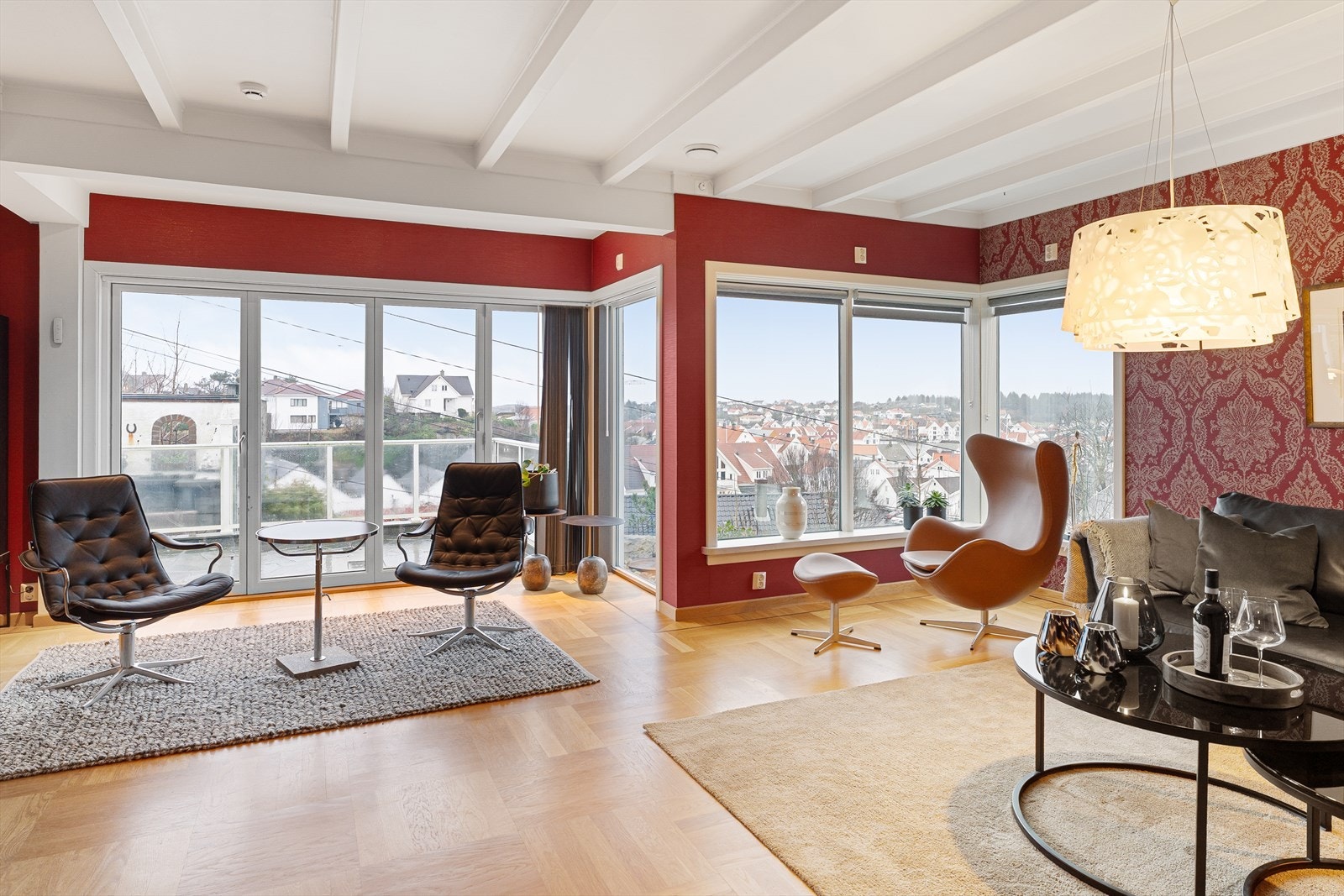 Boligen holder god standard med flotte material- og fargevalg Galleribilde