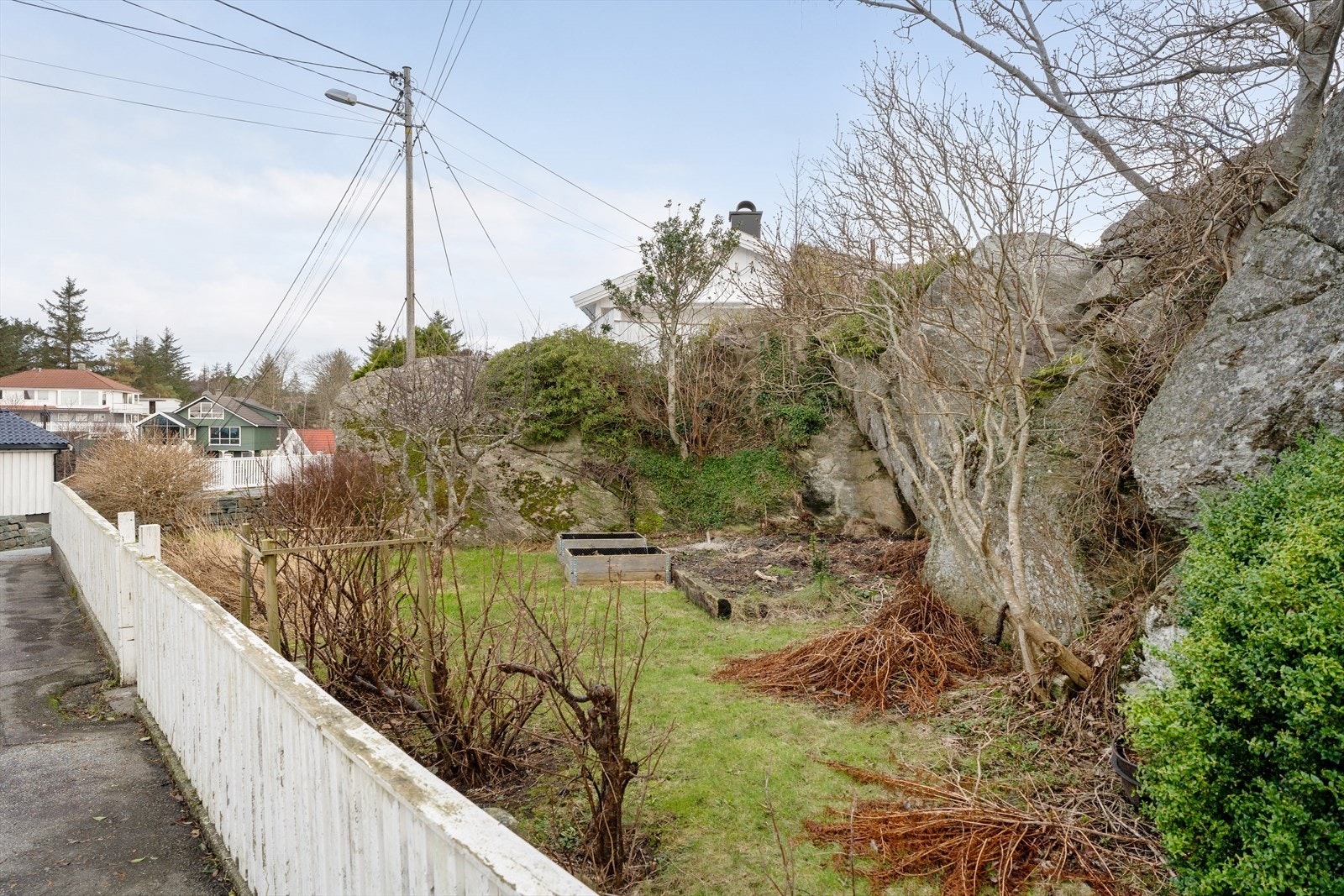 Hage og gressplen med plass til kjøkkenhage eller utelek Galleribilde