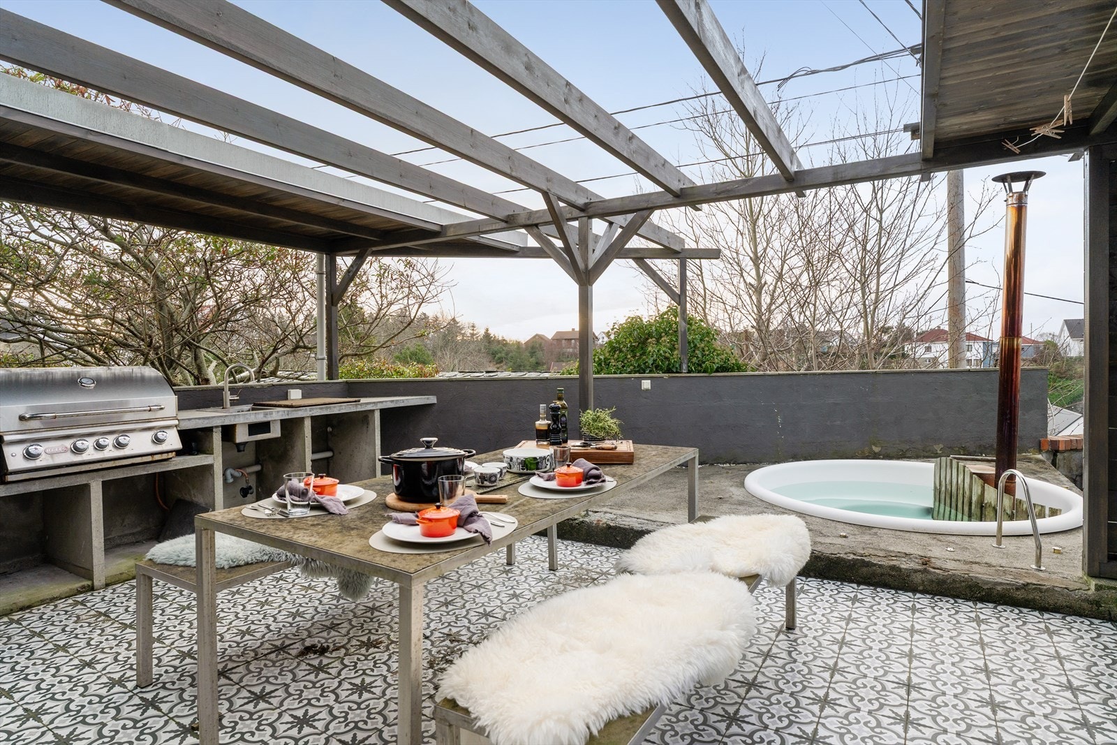 Flott opparbeidet uteområde med god plass til flere soner Galleribilde