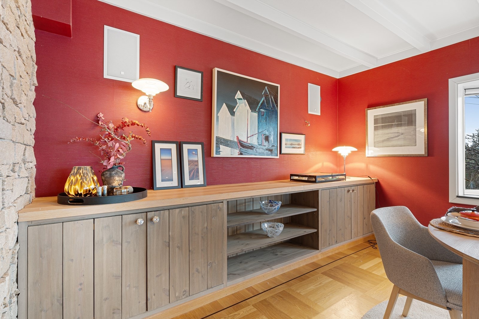 Plassbygget møblem med god plass til oppbevaring Galleribilde