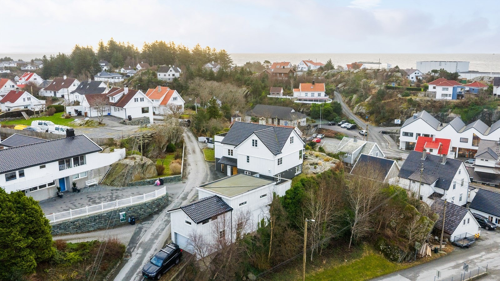 Det er gangavstand til bl.a: Barnehage, barne- og ungdomsskole, flott idrettsanlegg, golfbane, herlige turområder, idylliske gamlebyen og sentrum Galleribilde