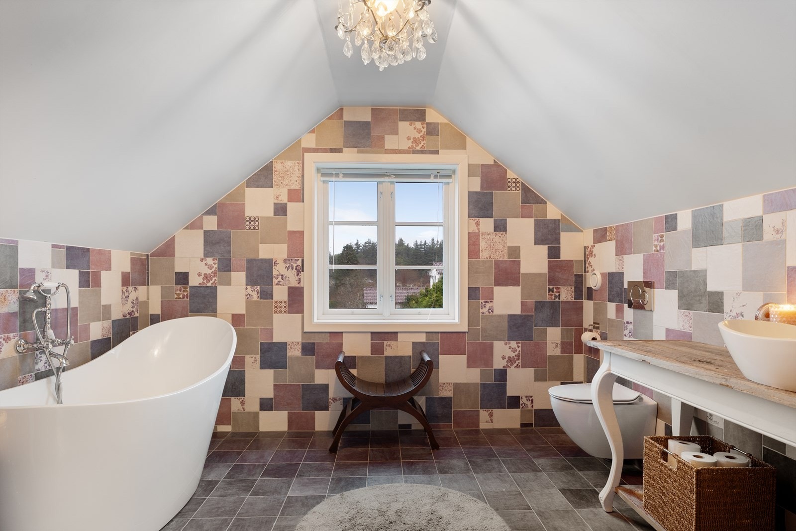 Bad med badekar, vegghengt toalett og servant Galleribilde