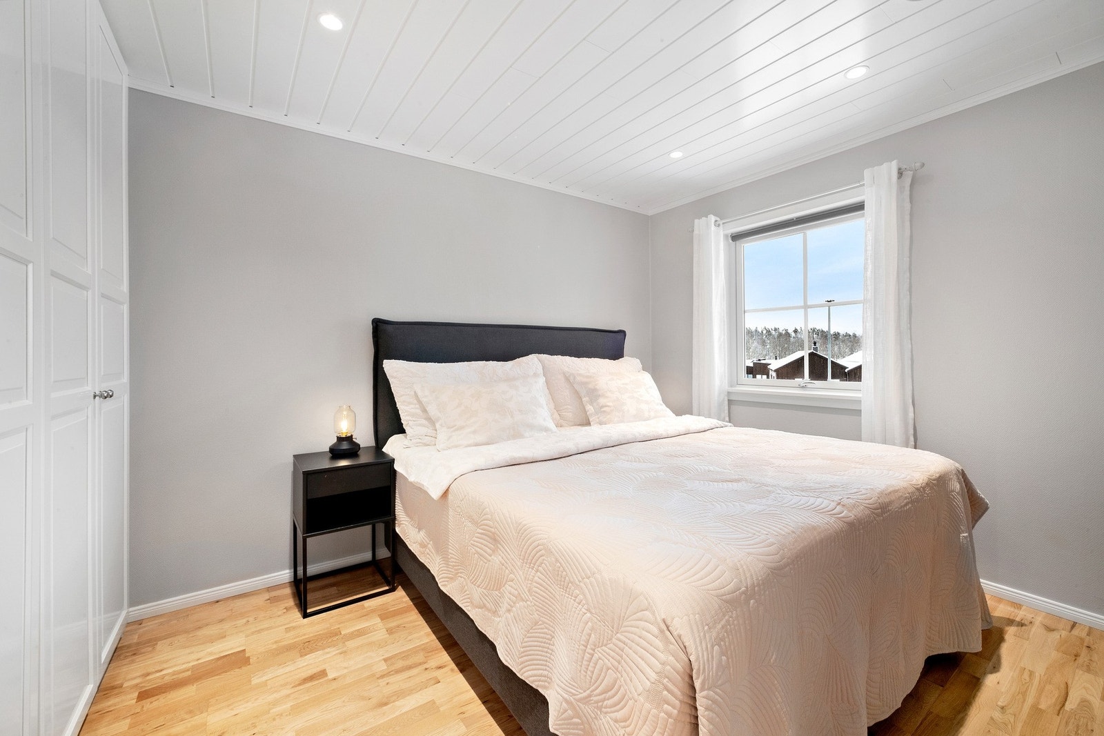 Hovedsoverommet. Det er totalt tre soverom pluss loftstue Galleribilde