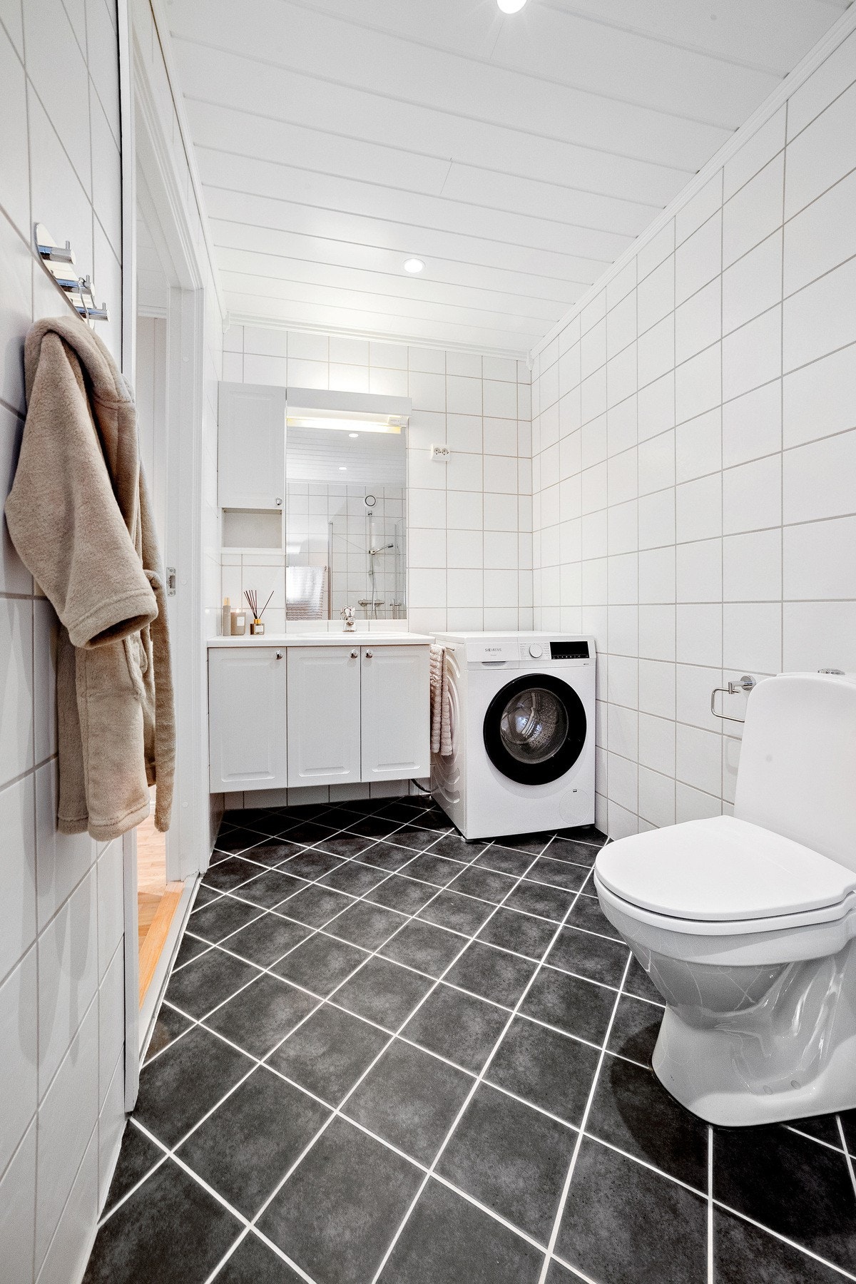 Bad med opplegg for vaskemaskin og tørketrommel Galleribilde