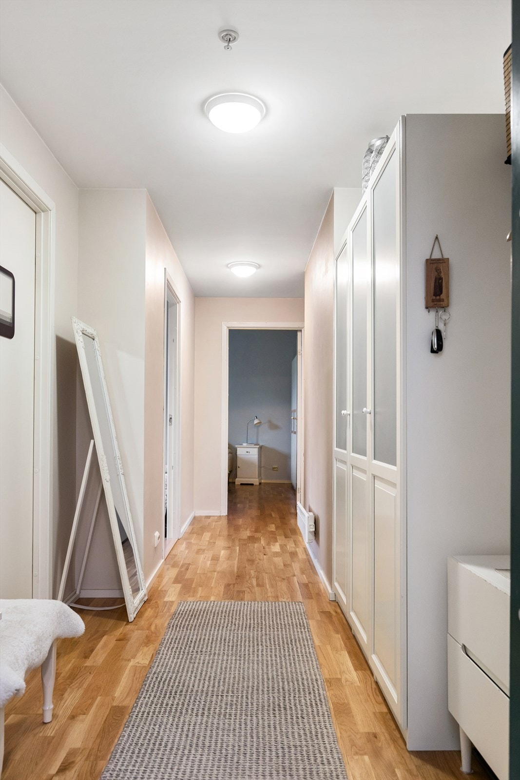 Gangen binder sammen rommene og har gode muligheter for oppbevaringsløsninger. Galleribilde