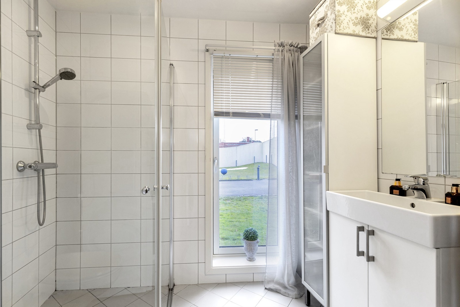 Helfliset lyst baderom Galleribilde