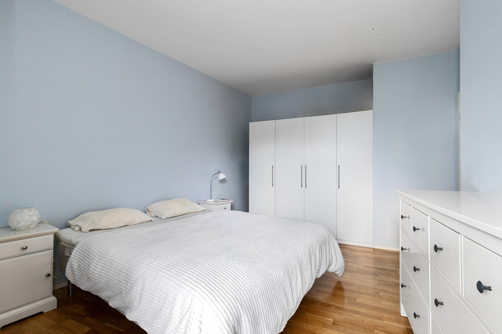 Her er det rikelig med garderobeplass for effektiv oppbevaring. Galleribilde